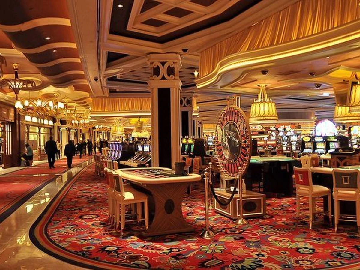 Suasana permainan kasino dengan meja kartu dan chip